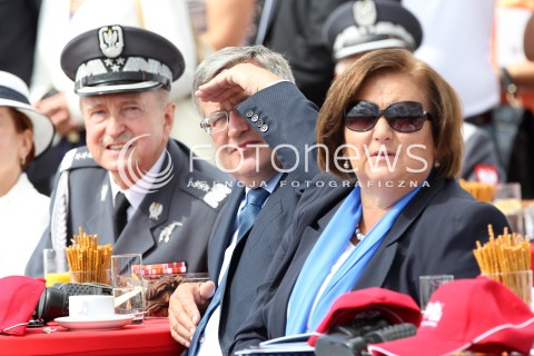  24.08.2013 RADOM <br />MIEDZYNARODOWE POKAZY LOTNICZE W RADOMIU<br />RADOM AIRSHOW 2013<br />PREZYDENT RP BRONISLAW KOMOROWSKI Z MALZONKA NA OTWARCIU POKAZOW LOTNICZYCH W RADOMIU<br />N/Z PREZYDENT BRONISLAW KOMOROWSKI DOWODCA SIL POWIETRZNYCH LECH MAJEWSKI PREZYDENTOWA PIERWSZA DAMA ANNA KOMOROWSKA MALZONKA<br /> 