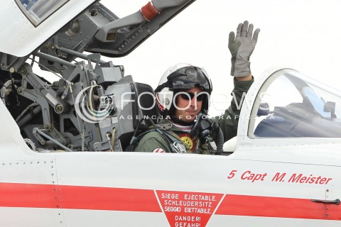  24.08.2013 RADOM <br />MIEDZYNARODOWE POKAZY LOTNICZE W RADOMIU<br />RADOM AIRSHOW 2013<br />N/Z ZESPOL AKROBACYJNY PATROUILLE SUISSE PILOT CAPT MICHAEL MEISTER<br /> 