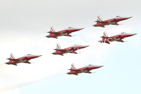  24.08.2013 RADOM <br />MIEDZYNARODOWE POKAZY LOTNICZE W RADOMIU<br />RADOM AIRSHOW 2013<br />N/Z ZESPOL AKROBACYJNY PATROUILLE SUISSE SAMOLOT  SAMOLOT NORTHROP F-5E TIGER II<br /> 