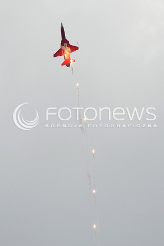 24.08.2013 RADOM <br />MIEDZYNARODOWE POKAZY LOTNICZE W RADOMIU<br />RADOM AIRSHOW 2013<br />N/Z ZESPOL AKROBACYJNY PATROUILLE SUISSE SAMOLOT  SAMOLOT NORTHROP F-5E TIGER II FLARY<br /> 