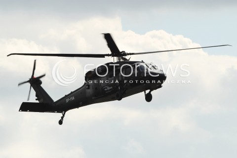  24.08.2013 RADOM <br />MIEDZYNARODOWE POKAZY LOTNICZE W RADOMIU<br />RADOM AIRSHOW 2013<br />N/Z SMIGLOWIE HELIKOPTER BLACK HAWK BLACKHAWK S-70I PRODUKOWANY W PZL MIELEC<br /> 