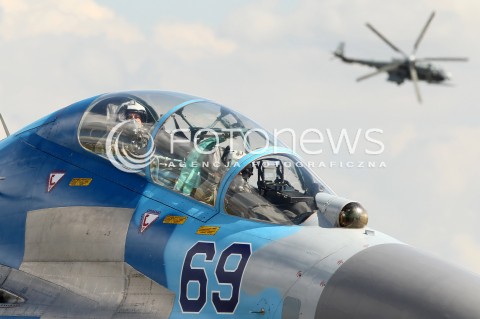  24.08.2013 RADOM <br />MIEDZYNARODOWE POKAZY LOTNICZE W RADOMIU<br />RADOM AIRSHOW 2013<br />N/Z SUKHOI SU27 SU-27 UKRAINSKICH SIL POWIETRZNYCH SMIGLOWIEC HELIKOPTER W TLE<br /> 