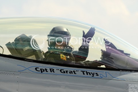 24.08.2013 RADOM <br />MIEDZYNARODOWE POKAZY LOTNICZE W RADOMIU<br />RADOM AIRSHOW 2013<br />N/Z PILOT F16 CPT RENAUD THYS<br /> 