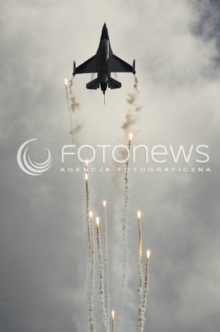  24.08.2013 RADOM <br />MIEDZYNARODOWE POKAZY LOTNICZE W RADOMIU<br />RADOM AIRSHOW 2013<br />N/Z BELGIJSKI SAMOLOT F16 F-16 FLARY<br /> 