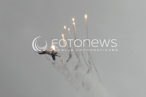  24.08.2013 RADOM <br />MIEDZYNARODOWE POKAZY LOTNICZE W RADOMIU<br />RADOM AIRSHOW 2013<br />N/Z BELGIJSKI SAMOLOT F16 F-16 FLARY<br /> 