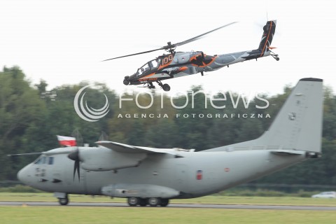  24.08.2013 RADOM <br />MIEDZYNARODOWE POKAZY LOTNICZE W RADOMIU<br />RADOM AIRSHOW 2013<br />N/Z HOLENDERSKI HELIKOPTER SMIGLOWIEC AH-64 AH64 APACHE I SAMOLOT C-27J SPARTAN<br /> 