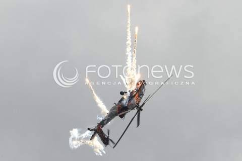  24.08.2013 RADOM <br />MIEDZYNARODOWE POKAZY LOTNICZE W RADOMIU<br />RADOM AIRSHOW 2013<br />N/Z HOLENDERSKI HELIKOPTER SMIGLOWIEC AH-64 AH64 APACHE FLARY<br /> 