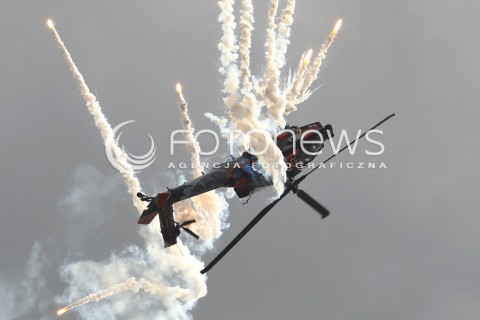  24.08.2013 RADOM <br />MIEDZYNARODOWE POKAZY LOTNICZE W RADOMIU<br />RADOM AIRSHOW 2013<br />N/Z HOLENDERSKI HELIKOPTER SMIGLOWIEC AH-64 AH64 APACHE FLARY<br /> 