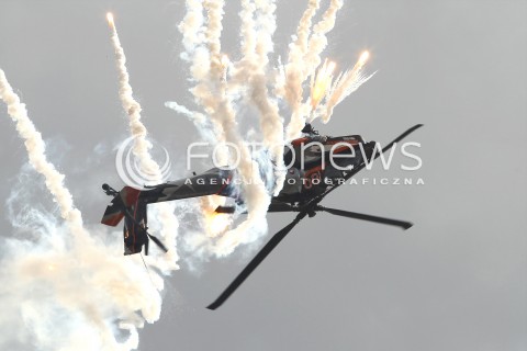  24.08.2013 RADOM <br />MIEDZYNARODOWE POKAZY LOTNICZE W RADOMIU<br />RADOM AIRSHOW 2013<br />N/Z HOLENDERSKI HELIKOPTER SMIGLOWIEC AH-64 AH64 APACHE FLARY<br /> 