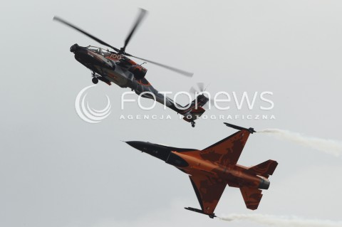  24.08.2013 RADOM <br />MIEDZYNARODOWE POKAZY LOTNICZE W RADOMIU<br />RADOM AIRSHOW 2013<br />N/Z HOLENDERSKI HELIKOPTER SMIGLOWIEC AH-64 AH64 APACHE I SAMOLOT F16 F-16 HOLENDERSKICH SIL POWIETRZNYCH<br /> 