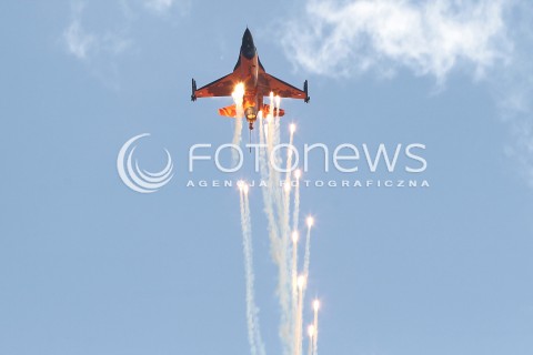  24.08.2013 RADOM <br />MIEDZYNARODOWE POKAZY LOTNICZE W RADOMIU<br />RADOM AIRSHOW 2013<br />N/Z SAMOLOT F16 F-16 HOLENDERSKICH SIL POWIETRZNYCH FLARY<br /> 