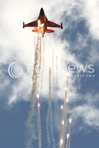  24.08.2013 RADOM <br />MIEDZYNARODOWE POKAZY LOTNICZE W RADOMIU<br />RADOM AIRSHOW 2013<br />N/Z SAMOLOT F16 F-16 HOLENDERSKICH SIL POWIETRZNYCH FLARY<br /> 