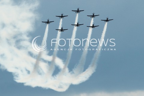  24.08.2013 RADOM <br />MIEDZYNARODOWE POKAZY LOTNICZE W RADOMIU<br />RADOM AIRSHOW 2013<br />N/Z SAMOLOT PZL 130 ORLIK T130 ZESPOL AKROBACYJNY ORLIKI ORLIK<br /> 