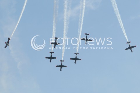  24.08.2013 RADOM <br />MIEDZYNARODOWE POKAZY LOTNICZE W RADOMIU<br />RADOM AIRSHOW 2013<br />N/Z SAMOLOT PZL 130 ORLIK T130 ZESPOL AKROBACYJNY ORLIKI ORLIK<br /> 