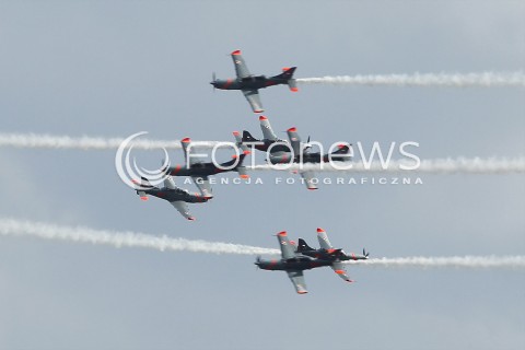 24.08.2013 RADOM <br />MIEDZYNARODOWE POKAZY LOTNICZE W RADOMIU<br />RADOM AIRSHOW 2013<br />N/Z SAMOLOT PZL 130 ORLIK T130 ZESPOL AKROBACYJNY ORLIKI ORLIK<br /> 