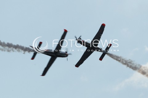  24.08.2013 RADOM <br />MIEDZYNARODOWE POKAZY LOTNICZE W RADOMIU<br />RADOM AIRSHOW 2013<br />N/Z SAMOLOT PZL 130 ORLIK T130 ZESPOL AKROBACYJNY ORLIKI ORLIK<br /> 