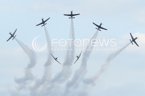  24.08.2013 RADOM <br />MIEDZYNARODOWE POKAZY LOTNICZE W RADOMIU<br />RADOM AIRSHOW 2013<br />N/Z SAMOLOT PZL 130 ORLIK T130 ZESPOL AKROBACYJNY ORLIKI ORLIK<br /> 