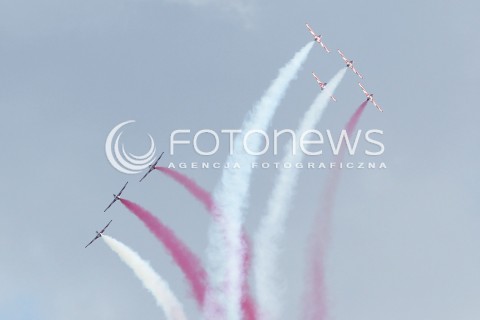  24.08.2013 RADOM <br />MIEDZYNARODOWE POKAZY LOTNICZE W RADOMIU<br />RADOM AIRSHOW 2013<br />N/Z SAMOLOT PZL TS-11 TS11 TS 11 ISKRA ZESPOL AKROBACYJNY BIALO CZERWONE ISKRY<br /> 