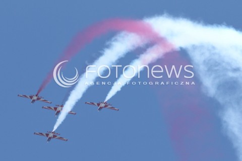  24.08.2013 RADOM <br />MIEDZYNARODOWE POKAZY LOTNICZE W RADOMIU<br />RADOM AIRSHOW 2013<br />N/Z SAMOLOT PZL TS-11 TS11 TS 11 ISKRA ZESPOL AKROBACYJNY BIALO CZERWONE ISKRY<br /> 