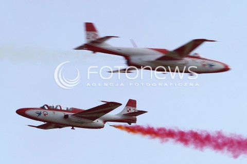  24.08.2013 RADOM <br />MIEDZYNARODOWE POKAZY LOTNICZE W RADOMIU<br />RADOM AIRSHOW 2013<br />N/Z SAMOLOT PZL TS-11 TS11 TS 11 ISKRA ZESPOL AKROBACYJNY BIALO CZERWONE ISKRY<br /> 