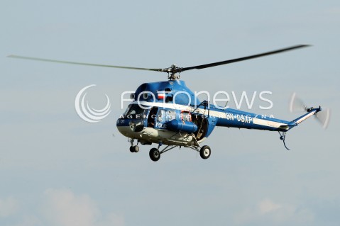  24.08.2013 RADOM <br />MIEDZYNARODOWE POKAZY LOTNICZE W RADOMIU<br />RADOM AIRSHOW 2013<br />N/Z SMIGLOWIEC HELIKOPTER MI-2 MI2 POLICJA POLICYJNY<br /> 