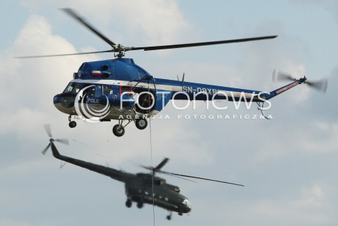  24.08.2013 RADOM <br />MIEDZYNARODOWE POKAZY LOTNICZE W RADOMIU<br />RADOM AIRSHOW 2013<br />N/Z SMIGLOWIEC HELIKOPTER MI-2 MI2 POLICJA POLICYJNY W TLE SMIGLOWIEC MI-8 MI8<br /> 