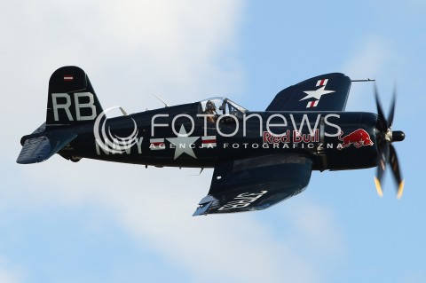  24.08.2013 RADOM <br />MIEDZYNARODOWE POKAZY LOTNICZE W RADOMIU<br />RADOM AIRSHOW 2013<br />N/Z SAMOLOT F4U CORSAIR RED BULL REDBULL<br /> 