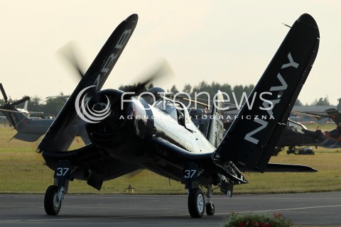  24.08.2013 RADOM <br />MIEDZYNARODOWE POKAZY LOTNICZE W RADOMIU<br />RADOM AIRSHOW 2013<br />N/Z SAMOLOT F4U CORSAIR RED BULL REDBULL SKLADANE SKRZYDLA<br /> 