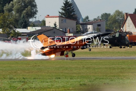  25.08.2013 RADOM <br />MIEDZYNARODOWE POKAZY LOTNICZE W RADOMIU RADOM AIRSHOW 2013 <br />N/Z HOLENDERSKI SAMOLOT F-16 F16 PODCZAS LADOWANIA PRZEZ POMYLKE ODPALIL FLARY<br /> 