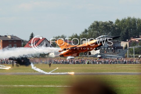  25.08.2013 RADOM <br />MIEDZYNARODOWE POKAZY LOTNICZE W RADOMIU RADOM AIRSHOW 2013 <br />N/Z HOLENDERSKI SAMOLOT F-16 F16 PODCZAS LADOWANIA PRZEZ POMYLKE ODPALIL FLARY<br /> 
