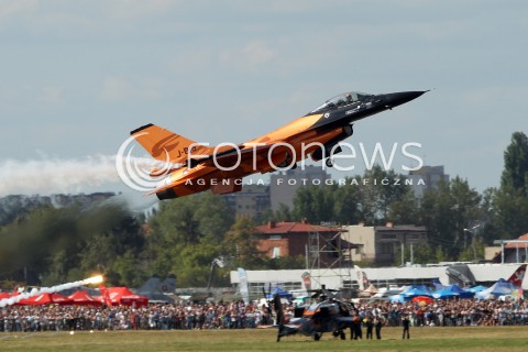  25.08.2013 RADOM <br />MIEDZYNARODOWE POKAZY LOTNICZE W RADOMIU RADOM AIRSHOW 2013 <br />N/Z HOLENDERSKI SAMOLOT F-16 F16 PODCZAS LADOWANIA PRZEZ POMYLKE ODPALIL FLARY<br /> 