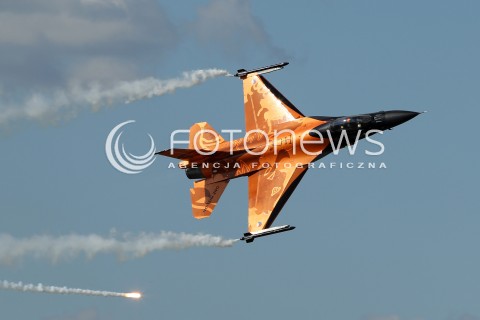  25.08.2013 RADOM <br />MIEDZYNARODOWE POKAZY LOTNICZE W RADOMIU RADOM AIRSHOW 2013 <br />N/Z HOLENDERSKI SAMOLOT F-16 F16 FLARY<br /> 