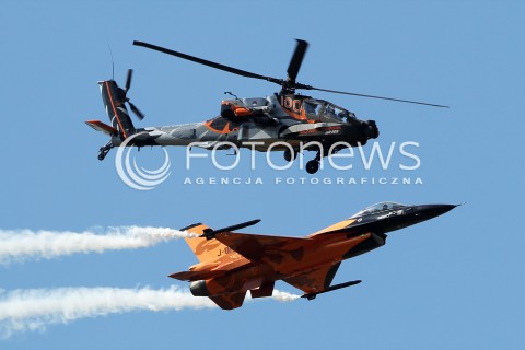  25.08.2013 RADOM <br />MIEDZYNARODOWE POKAZY LOTNICZE W RADOMIU RADOM AIRSHOW 2013 <br />N/Z HOLENDERSKI HELIKOPTER SMIGLOWIEC AH-64 AH64 APACHE I SAMOLOT F-16 F16<br /> 