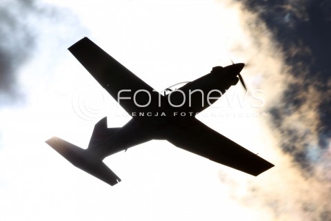  25.08.2013 RADOM <br />MIEDZYNARODOWE POKAZY LOTNICZE W RADOMIU RADOM AIRSHOW 2013 <br />N/Z CHORWACKI ZESPOL AKROBACYJNY KRILA OLUJE SAMOLOT PILATUS PC-9<br /> 