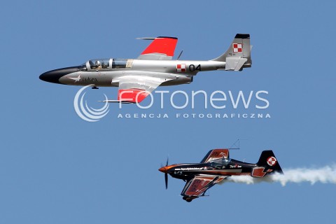  25.08.2013 RADOM <br />MIEDZYNARODOWE POKAZY LOTNICZE W RADOMIU RADOM AIRSHOW 2013 <br />N/Z SAMOLOT TS-11 TS11 ISKRA I SAMOLOT SBACH PILOT ARTUR KIELAK <br /> 