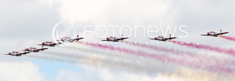  25.08.2013 RADOM <br />MIEDZYNARODOWE POKAZY LOTNICZE W RADOMIU RADOM AIRSHOW 2013 <br />N/Z ZESPOL AKROBACYJNY BIALO CZERWONE ISKRY SAMOLOT TS11 TS-11 ISKRA<br /> 