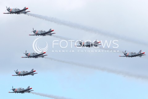  25.08.2013 RADOM <br />MIEDZYNARODOWE POKAZY LOTNICZE W RADOMIU RADOM AIRSHOW 2013 <br />N/Z ZESPOL AKROBACYJNY ORLIKI SAMOLOT PZL-130 PZL130 ORLIK<br /> 