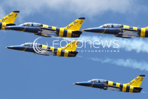  25.08.2013 RADOM <br />MIEDZYNARODOWE POKAZY LOTNICZE W RADOMIU RADOM AIRSHOW 2013 <br />N/Z LOTEWSKI ZESPOL AKROBACYJNY BALTIC BEES SAMOLOT L-39 L39 ALBATROS <br /> 