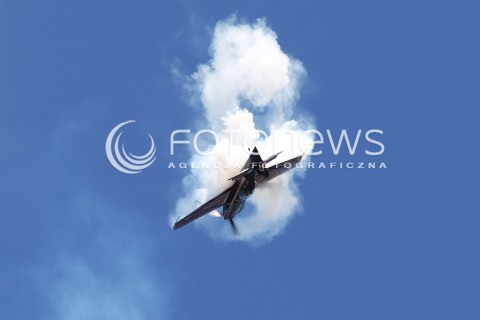  25.08.2013 RADOM <br />MIEDZYNARODOWE POKAZY LOTNICZE W RADOMIU RADOM AIRSHOW 2013 <br />N/Z SAMOLOT SBACH PILOT ARTUR KIELAK<br /> 