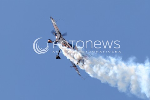  25.08.2013 RADOM <br />MIEDZYNARODOWE POKAZY LOTNICZE W RADOMIU RADOM AIRSHOW 2013 <br />N/Z SAMOLOT SBACH PILOT ARTUR KIELAK<br /> 
