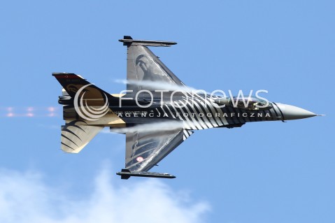  25.08.2013 RADOM <br />MIEDZYNARODOWE POKAZY LOTNICZE W RADOMIU RADOM AIRSHOW 2013 <br />N/Z TURECKI SAMOLOT F16 F-16 F 16<br /> 