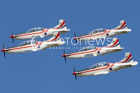  25.08.2013 RADOM <br />MIEDZYNARODOWE POKAZY LOTNICZE W RADOMIU RADOM AIRSHOW 2013 <br />N/Z CHORWACKI ZESPOL AKROBACYJNY KRILA OLUJE SAMOLOT PILATUS PC-9<br /> 