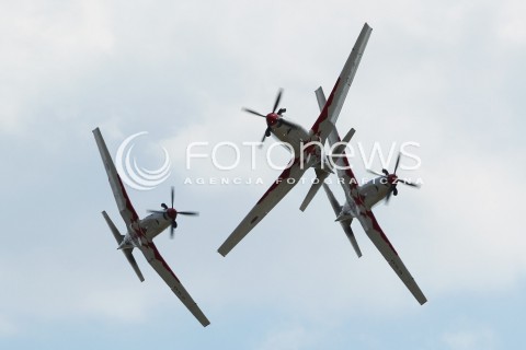  25.08.2013 RADOM <br />MIEDZYNARODOWE POKAZY LOTNICZE W RADOMIU RADOM AIRSHOW 2013 <br />N/Z CHORWACKI ZESPOL AKROBACYJNY KRILA OLUJE SAMOLOT PILATUS PC-9<br /> 