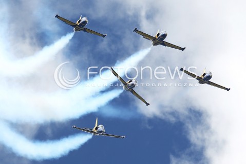  25.08.2013 RADOM <br />MIEDZYNARODOWE POKAZY LOTNICZE W RADOMIU RADOM AIRSHOW 2013 <br />N/Z LOTEWSKI ZESPOL AKROBACYJNY BALTIC BEES SAMOLOT L-39 L39 ALBATROS <br /> 