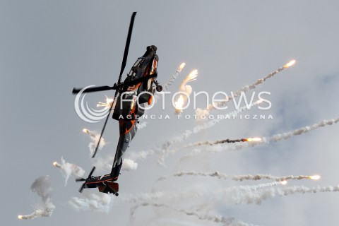  25.08.2013 RADOM <br />MIEDZYNARODOWE POKAZY LOTNICZE W RADOMIU RADOM AIRSHOW 2013 <br />N/Z HOLENDERSKI HELIKOPTER SMIGLOWIEC AH-64 AH64 APACHE FLARY<br /> 