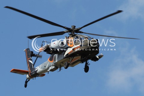  25.08.2013 RADOM <br />MIEDZYNARODOWE POKAZY LOTNICZE W RADOMIU RADOM AIRSHOW 2013 <br />N/Z HOLENDERSKI HELIKOPTER SMIGLOWIEC AH-64 AH64 APACHE<br /> 