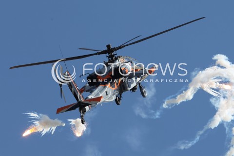  25.08.2013 RADOM <br />MIEDZYNARODOWE POKAZY LOTNICZE W RADOMIU RADOM AIRSHOW 2013 <br />N/Z HOLENDERSKI HELIKOPTER SMIGLOWIEC AH-64 AH64 APACHE FLARY<br /> 