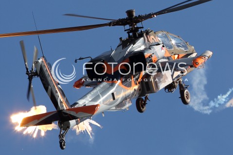  25.08.2013 RADOM <br />MIEDZYNARODOWE POKAZY LOTNICZE W RADOMIU RADOM AIRSHOW 2013 <br />N/Z HOLENDERSKI HELIKOPTER SMIGLOWIEC AH-64 AH64 APACHE FLARY<br /> 