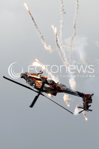  25.08.2013 RADOM <br />MIEDZYNARODOWE POKAZY LOTNICZE W RADOMIU RADOM AIRSHOW 2013 <br />N/Z HOLENDERSKI HELIKOPTER SMIGLOWIEC AH-64 AH64 APACHE FLARY<br /> 