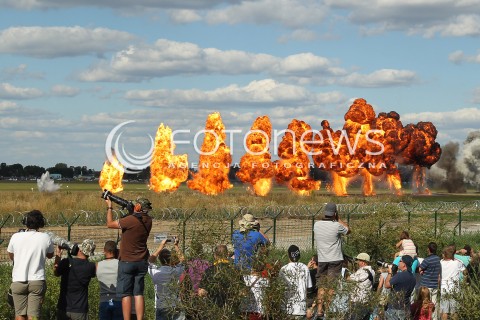  25.08.2013 RADOM <br />MIEDZYNARODOWE POKAZY LOTNICZE W RADOMIU RADOM AIRSHOW 2013 <br />N/Z SYMULACJA ZWALCZANIA CELOW NAZIEMNYCH Z WYKORZYSTANIEM SAMOLOTOW SIL POWIETRZNYCH RP WYBUCH WYBUCHY KULA OGNIA<br /> 